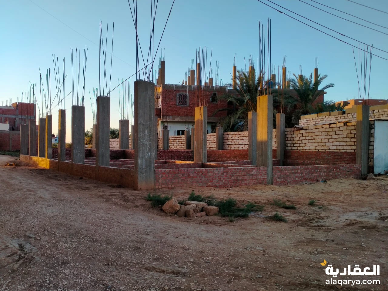 ارض مرخصه من ٣ادوار للبيع في الوادي الجديد بها قواعد مسلحه