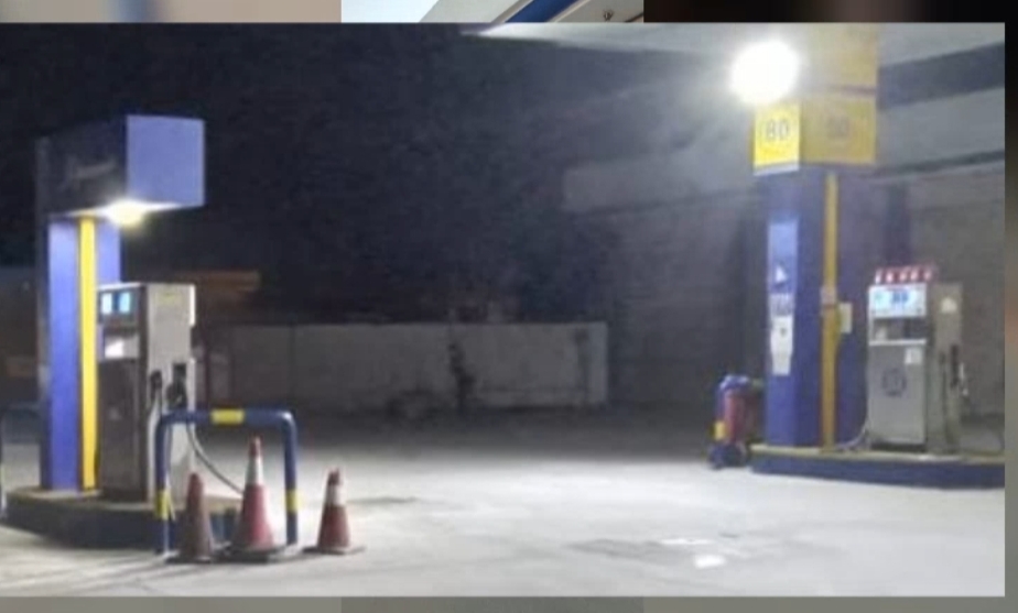 محطة بنزين بمحلات للبيع