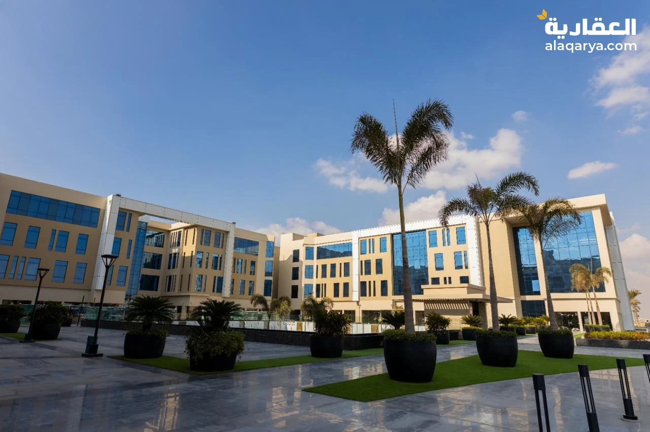 عيادات طبية ومحلات تجارية للبيع أو الإيجار