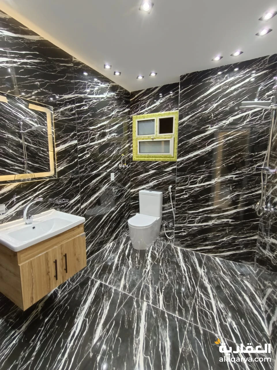 شقه للبيع في البوابه الاولي منطقه ز