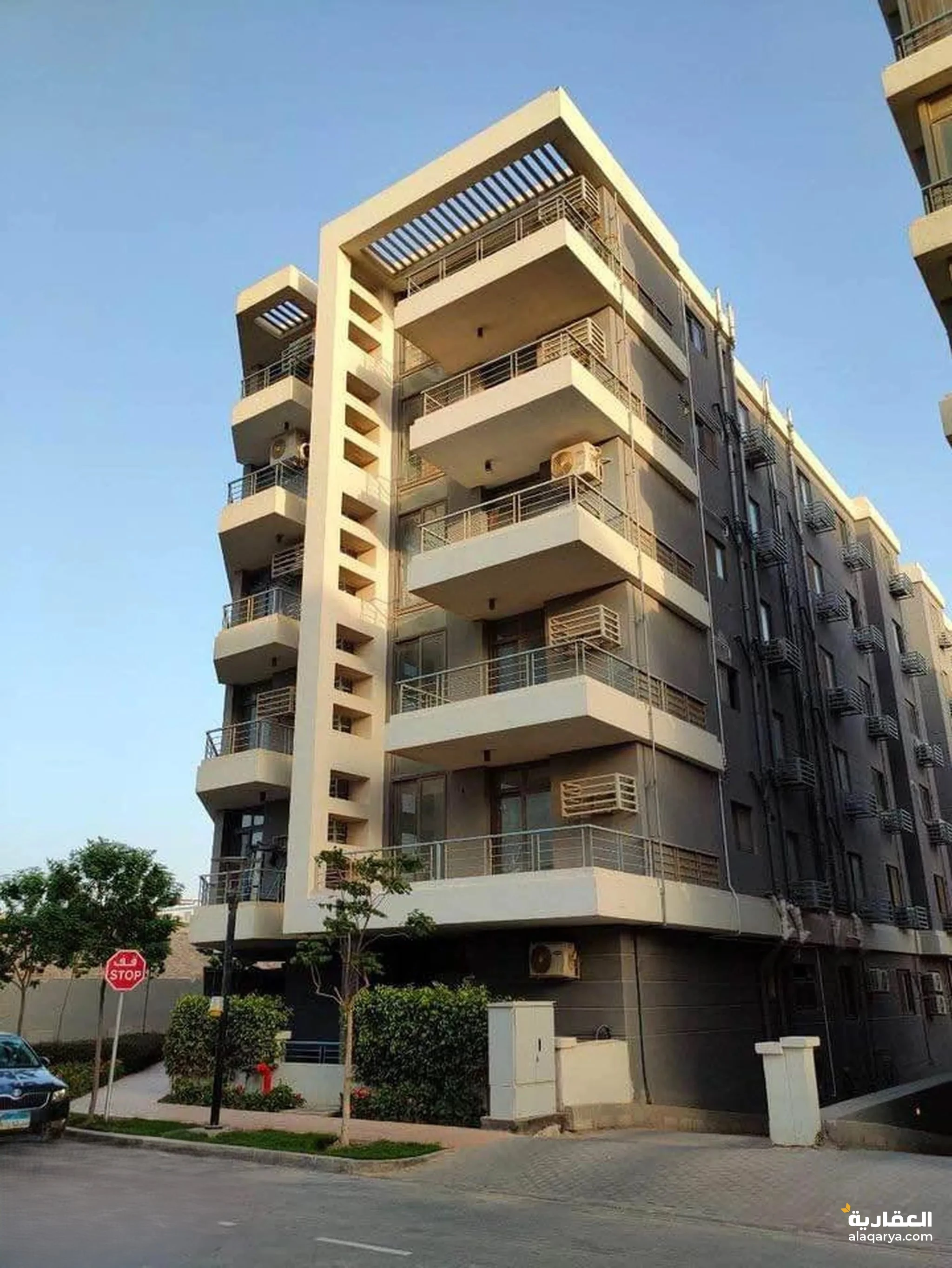 # شقه ارضي بجاردن للبيع في التجمع الاول بنصف الثمن بالقرب من بوابه 2 من مطار القاهره