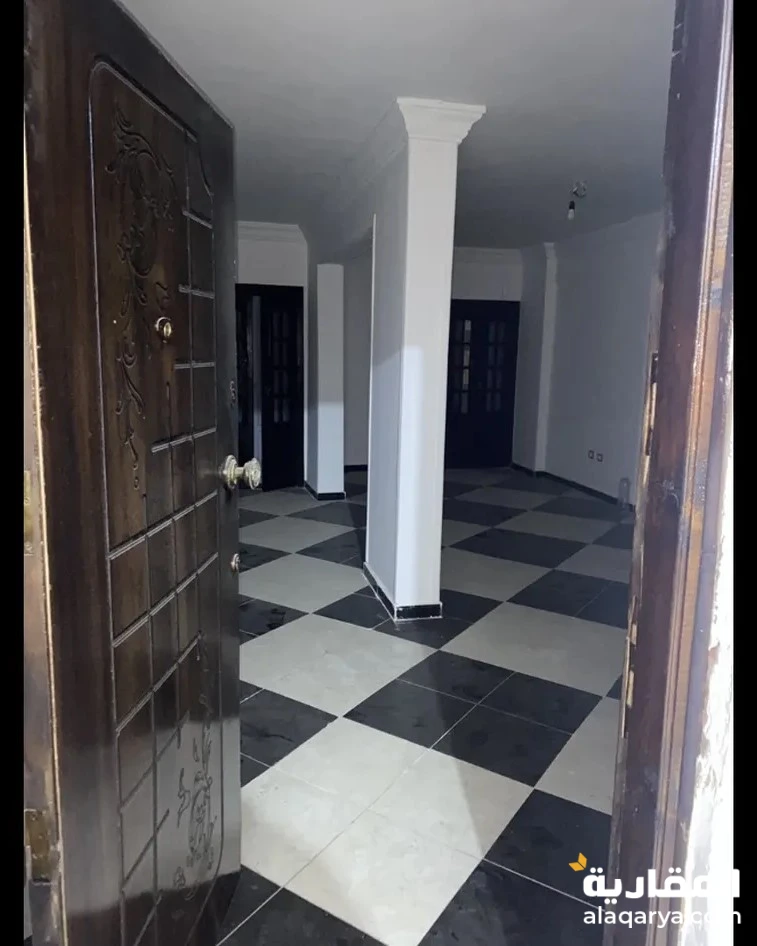 #شقة 140 م ثلاث غرف و حمامين في كليوباترا مطلة علي الشارع الرئيسي