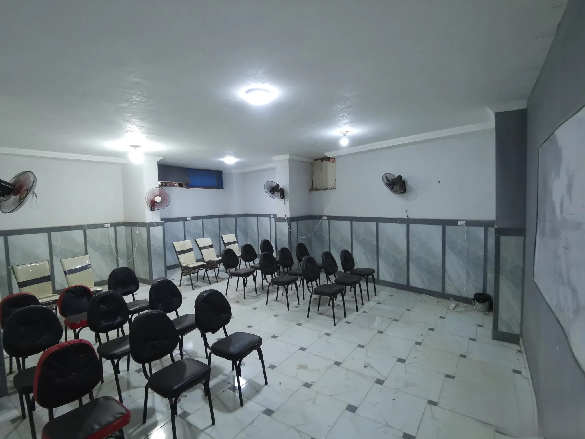 #بدروم مقسم على خمس قاعات مساحة 450 متر