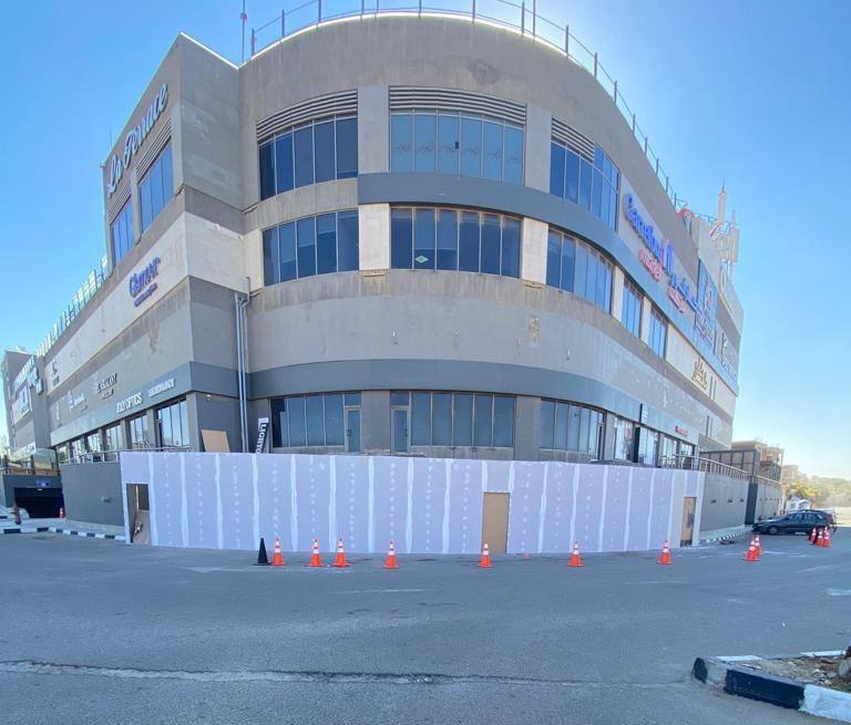 للبيع محل بالميراچ مول التجمع الاول علي طريق السويس الدور الارضيمساحه ٢٥٧ متر وا