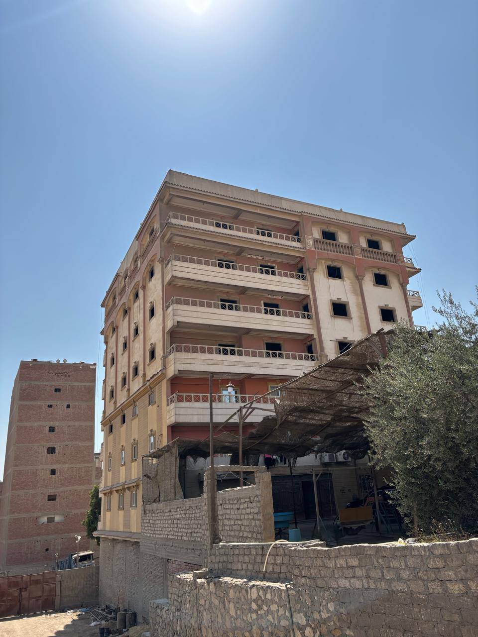 عمارة علي طريق الاتوستراد بعد كوبري سجن طرهعمارة علي مساحة ثمانيه ادوار كل دور