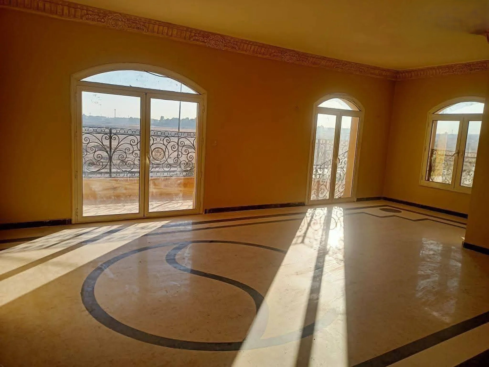 #للايجار بمدينه الشروق بقرب من القطر الكهربائي