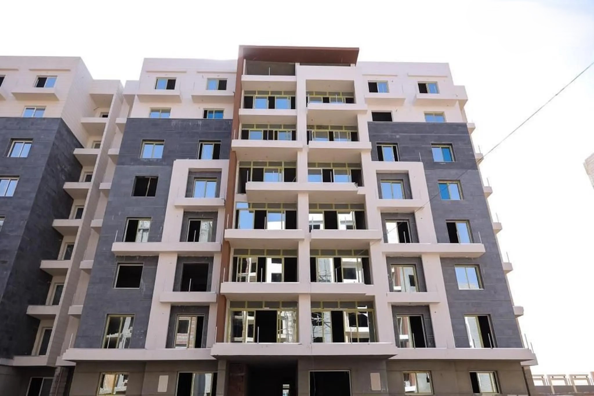 #شقه للبيع استلام فوري في كومبوند ساكن وعايش بجوار الجامعه البريطانيه