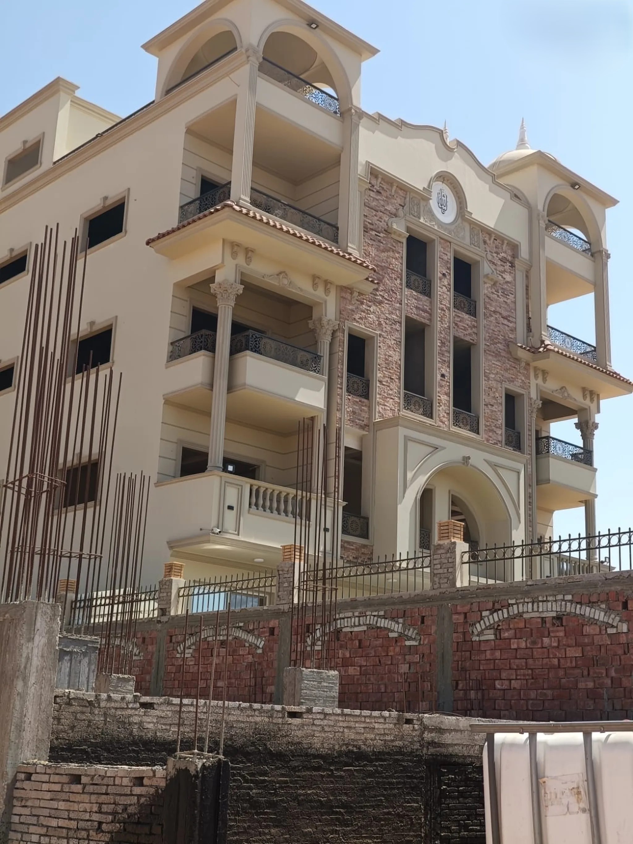 #شقه في الشيخ الزايد 400 متر من علي شارع النزهة 190 متر شارع 3 الثوره الخضراء