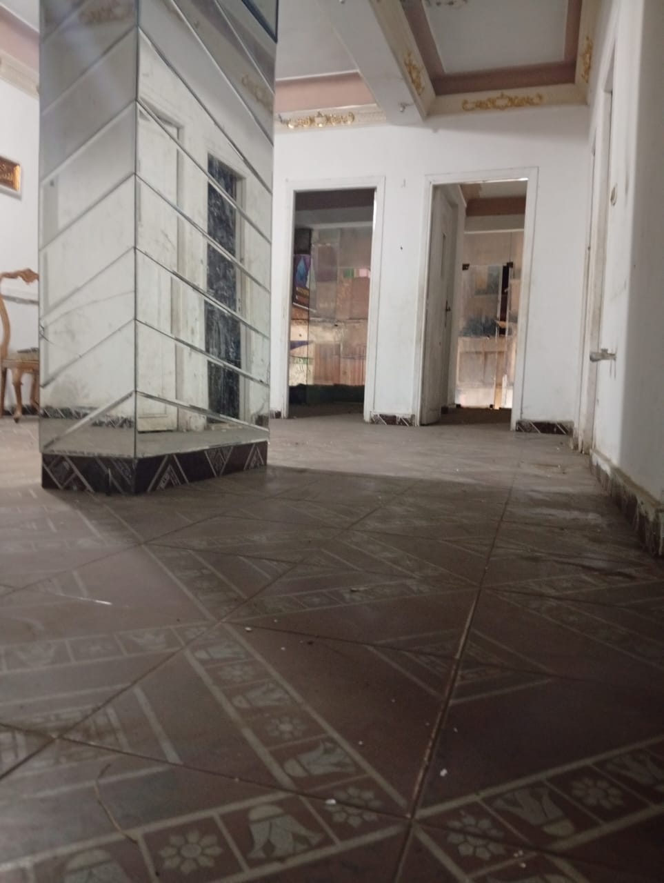 محل للإيجار قريب من شارع عشرين بالإسكندرية - منطقة شعبية حيوية، دور ميزان يناسب جميع الأنشطة التجاريه