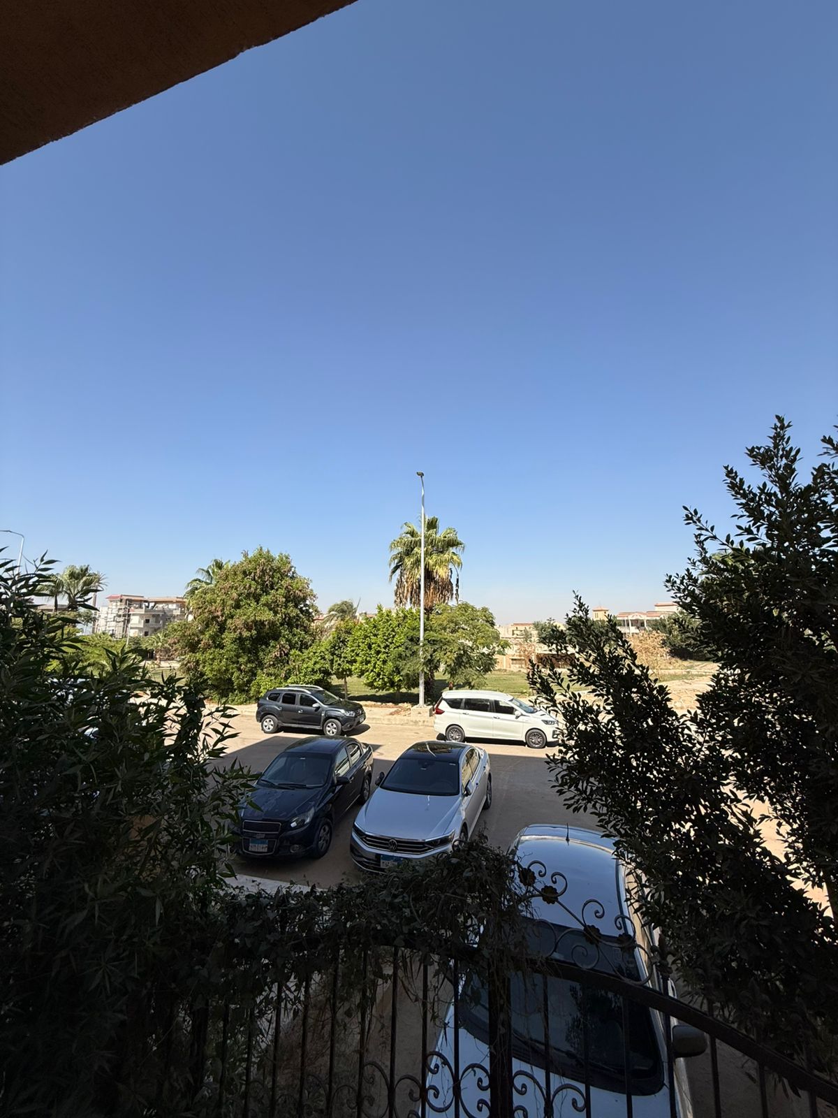 فرصة شقة لقطة في فيلا موقع استراتيجي راقي في افضل احياء الشروق