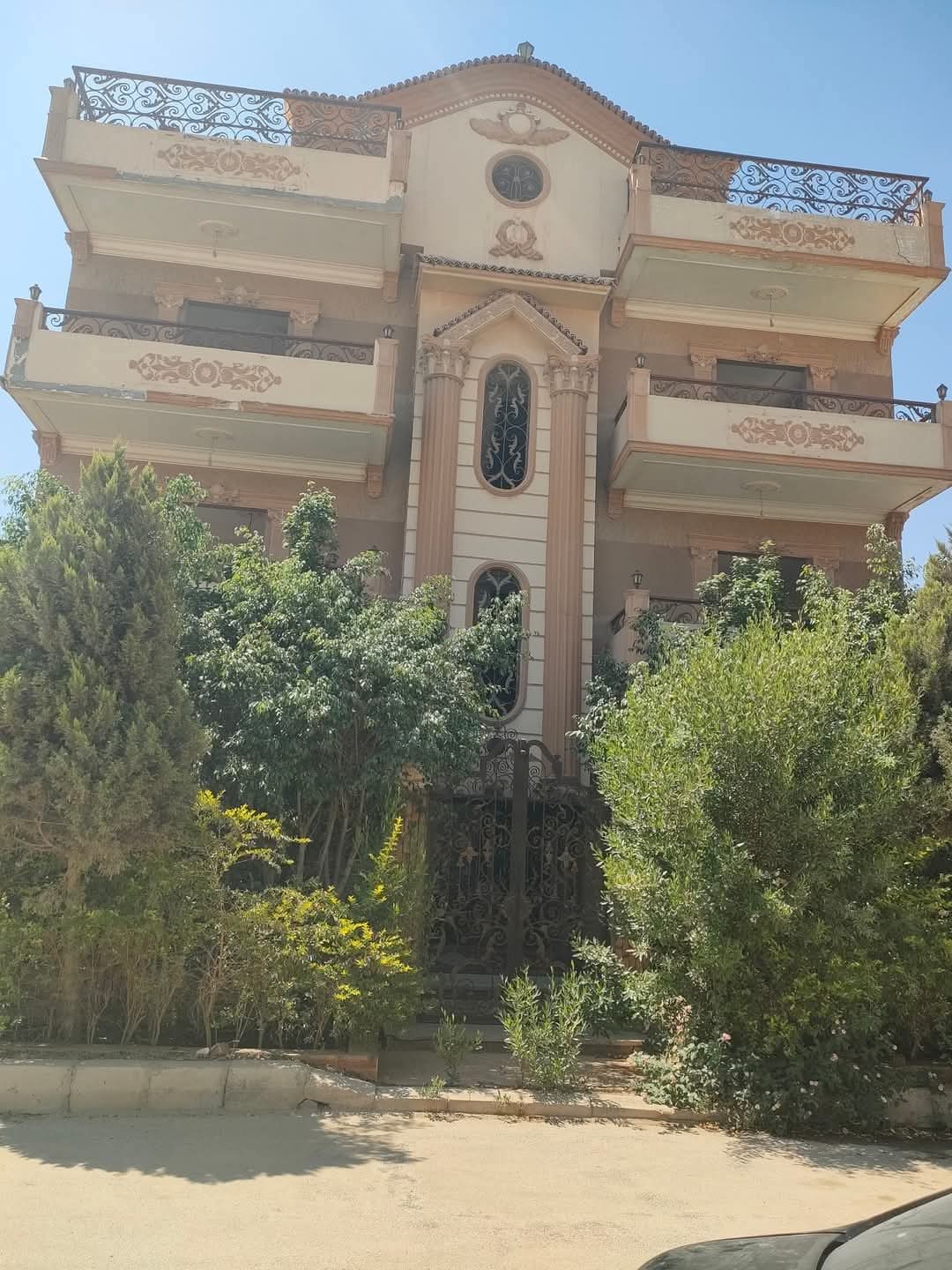 اغتنم الفرصة فيلا مقسمه شقق إجمالي6 شقق تشطيب 80% سكن أو استثمار