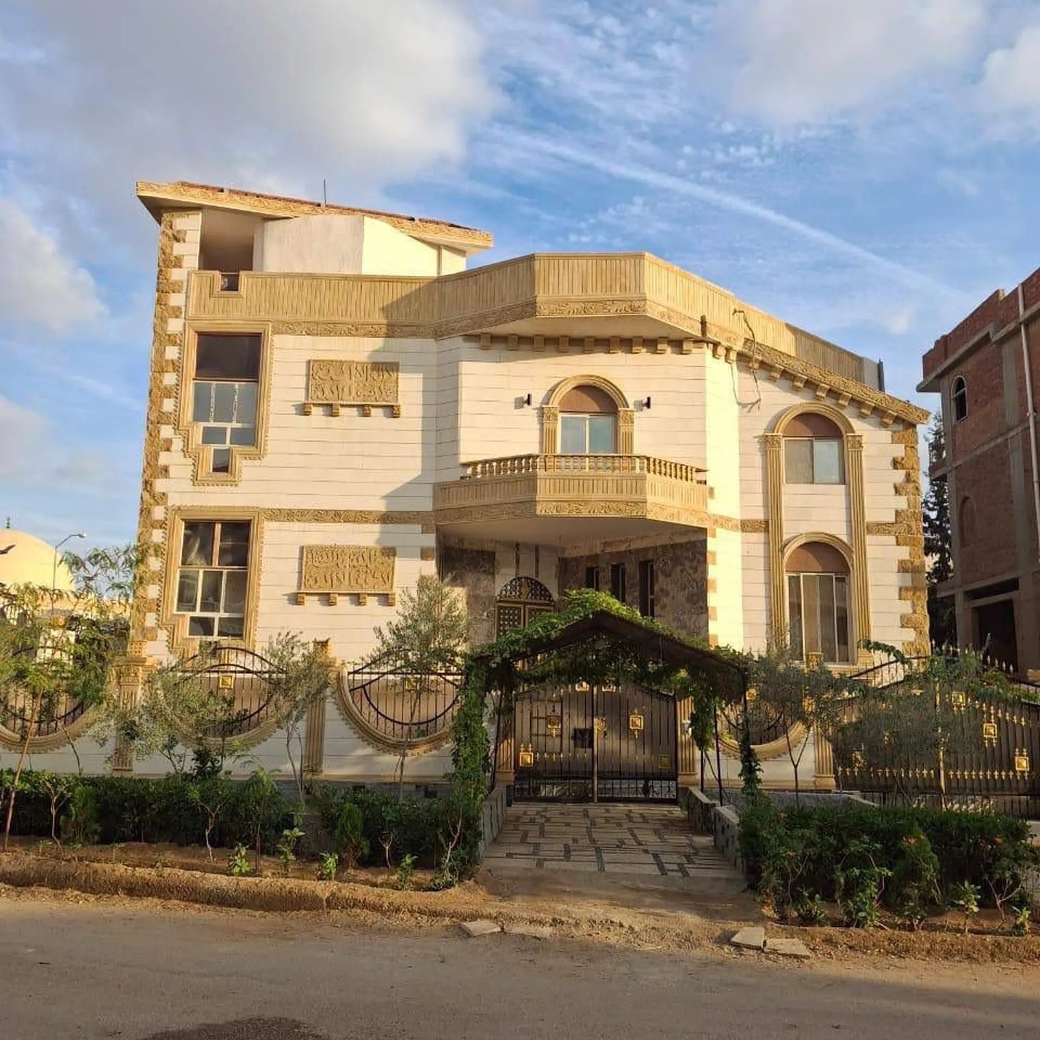 #فيلا للبيع في مدينه الشروق الحي التاني غرب بدروم وارضي واول وروف