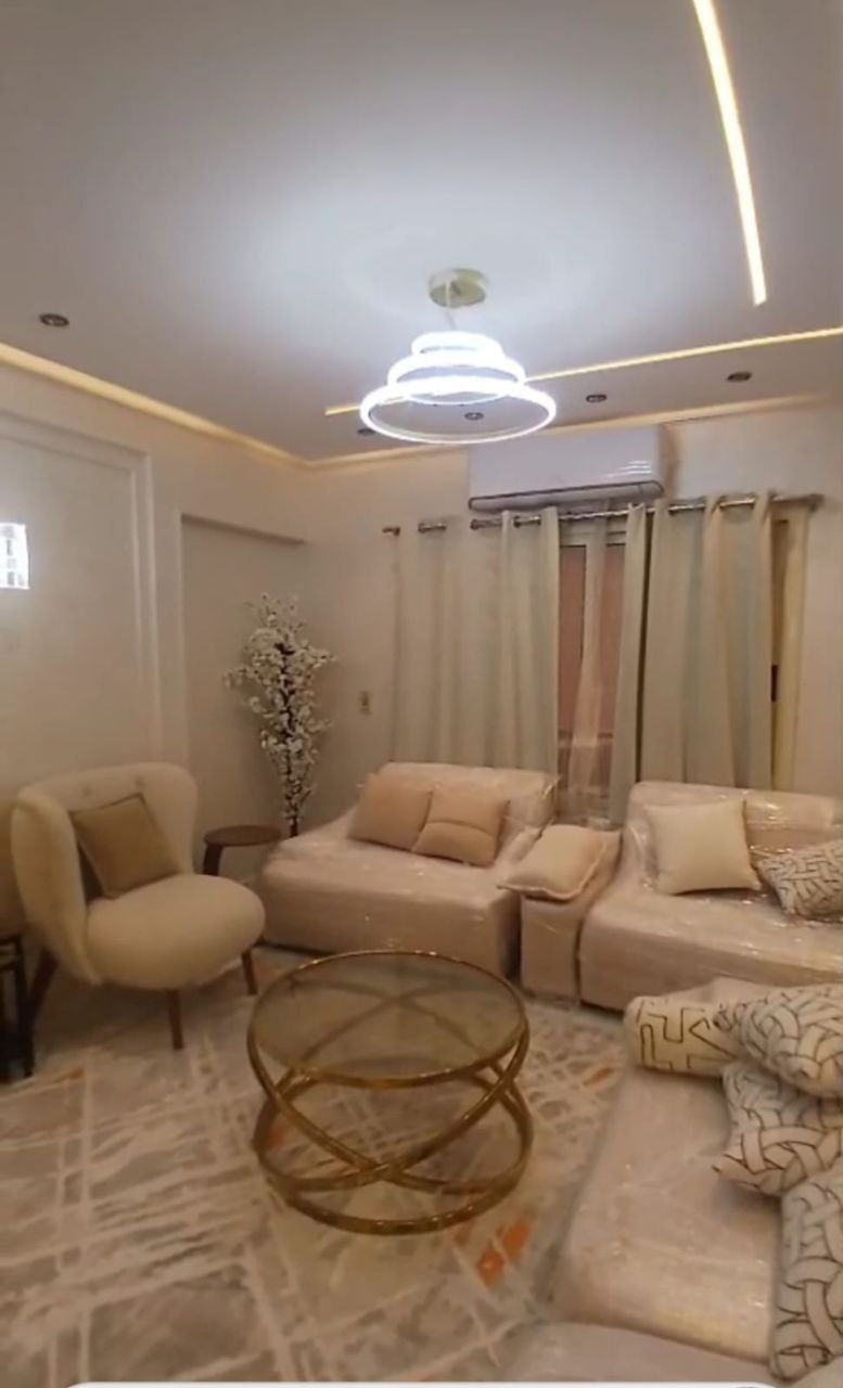 شقة للبيع المنطقة الثامنة  بالقرب من السراج مول مدينه نصر اول سكن Code T92