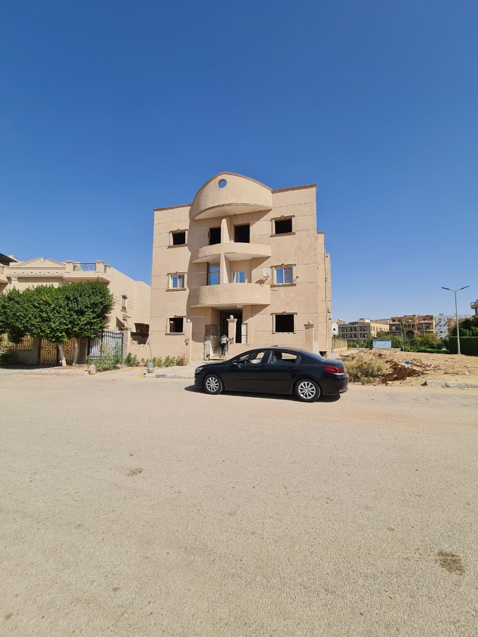 لقطه فرصة نص عمارة موقع مميز بالقرب من الخدمات والمرافق فيو رائع