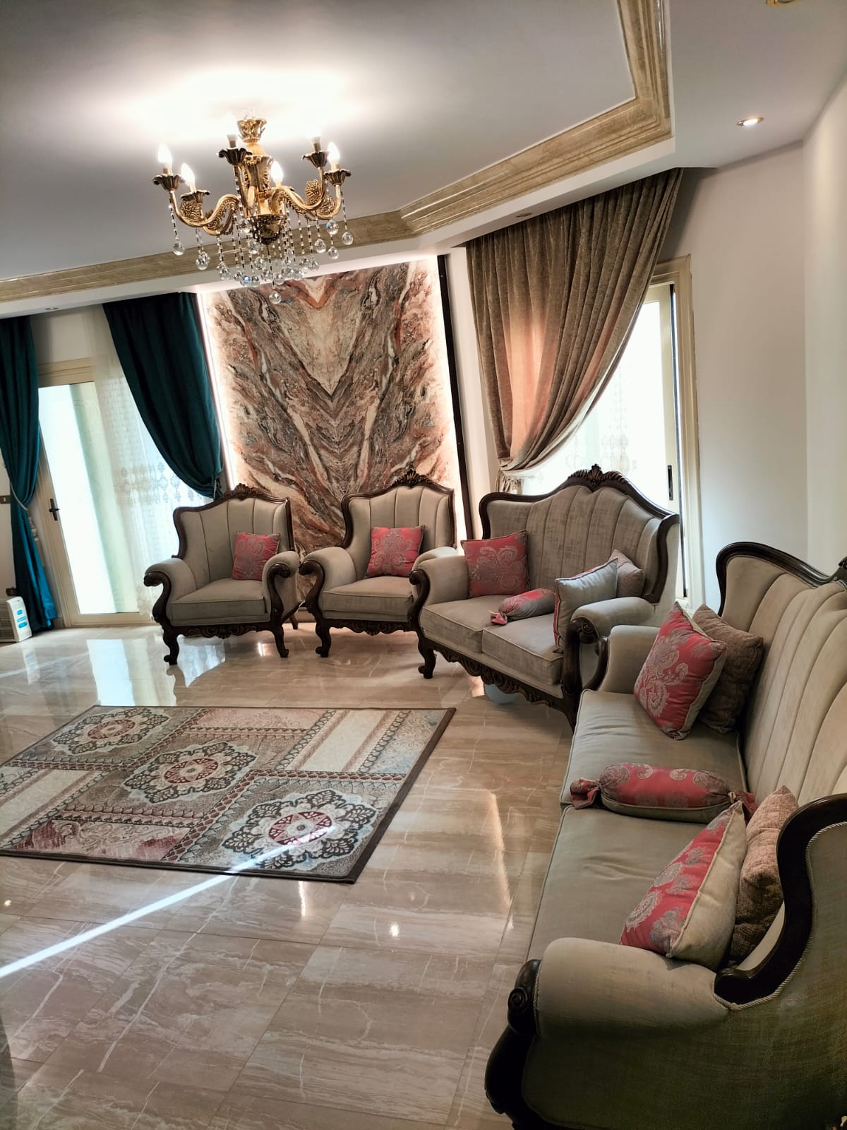 شقة لقطة كمبوند ضاحية النخيل السعر شامل اشتراك النوادي وحمامات السباحه