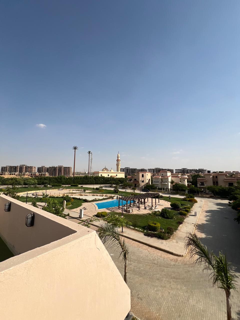 فيلا فاخرة للبيع –بتسهيلات كمبوند الشروق جاردنز – موقع مميز مقابل مدينتي