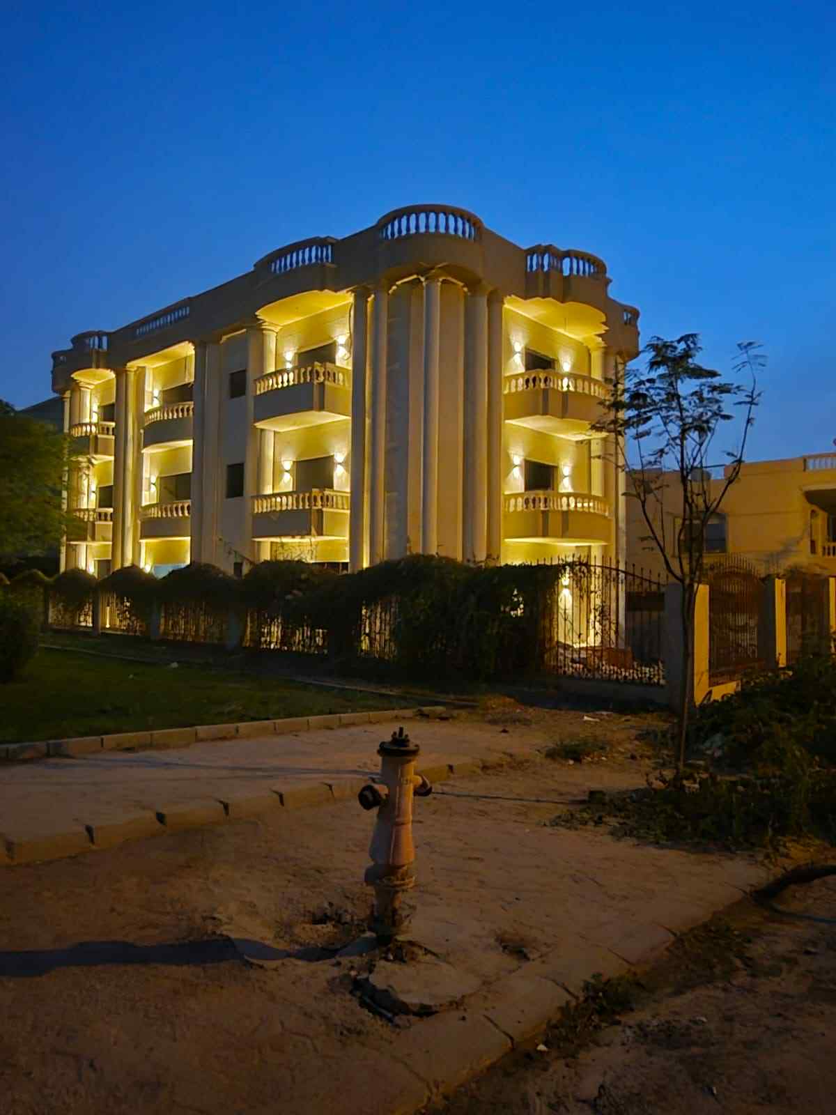 فيلا فاخرة مستقلة كل دور على شقة مستقلة موقع استراتيجي قريب من الخدمات والمدارس