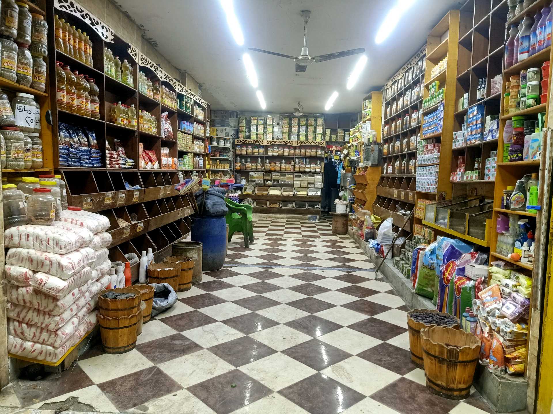 محل للبيع في المطريه عند المترو في وعماير البنك الجديد