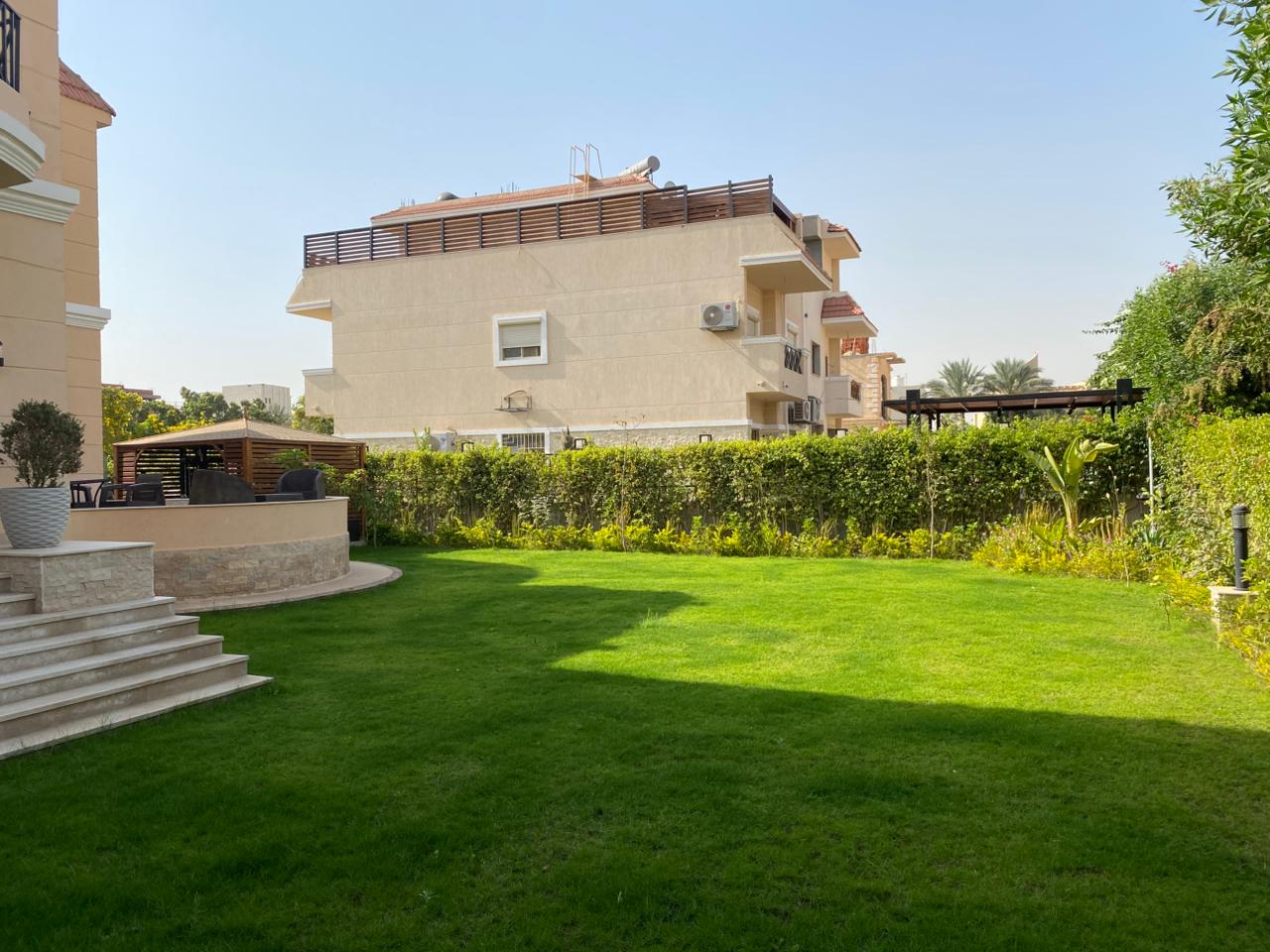 🔹 فيلا فاخرة للبيع – كمبوند الشروق جاردنز – موقع مميز مقابل مدينتي