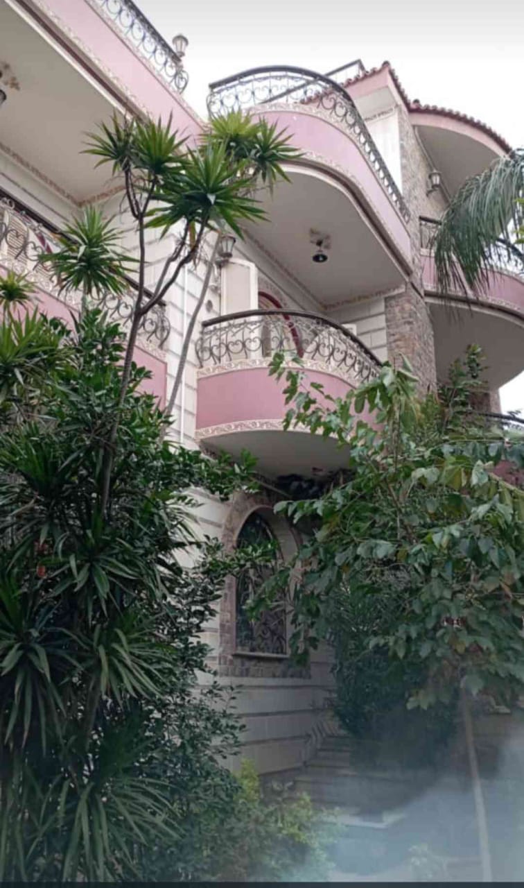 فيلا لقطة بحري بالقرب من كارفور العبور مرخص بسين وتركيب اسانسير