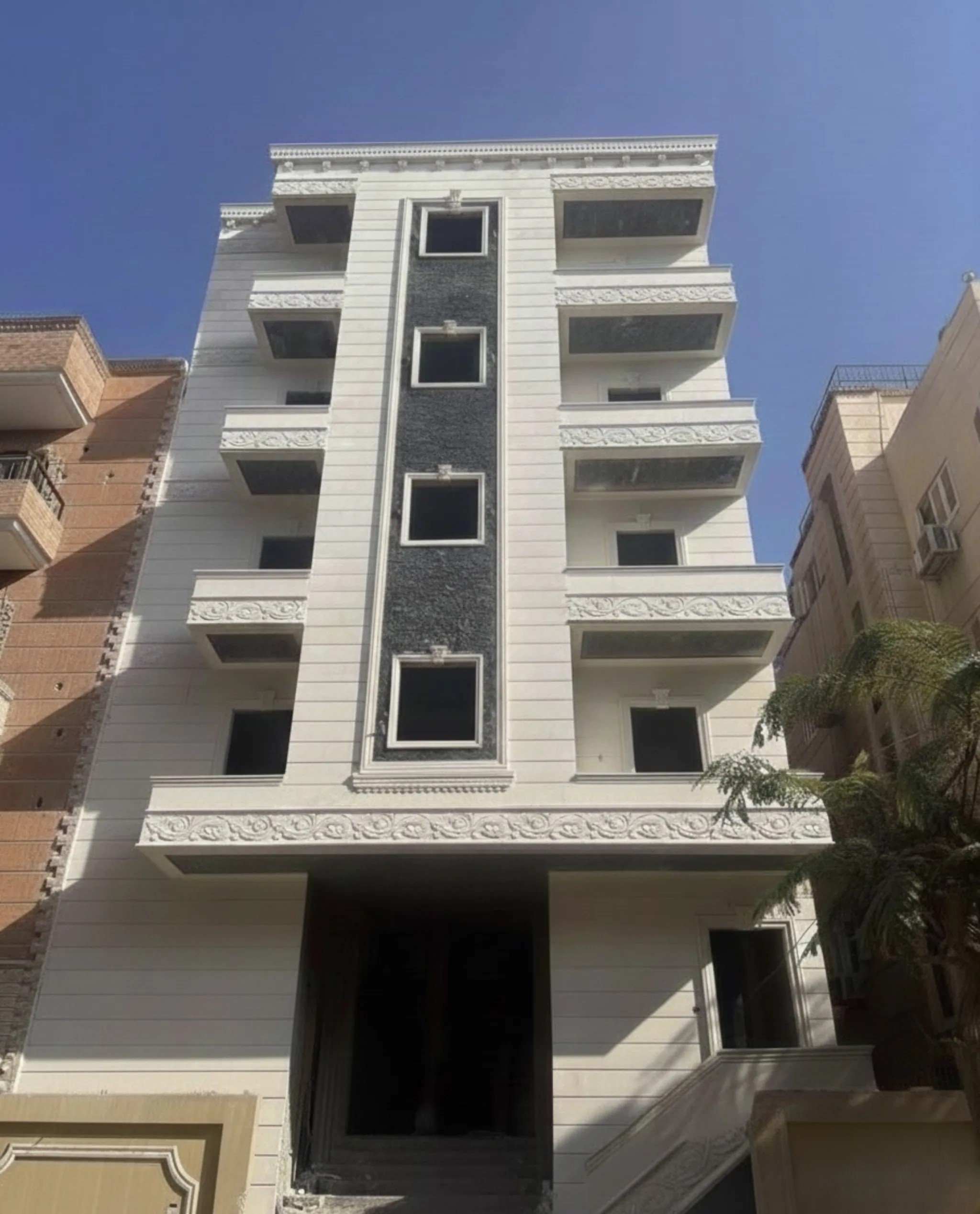 #آخر شقتين {روف+ارضي مرتفع مدخل/بلكونة} في العمارة- لوكيشن مميز وسعر مغري- الحي التاني- 6 اكتوبر