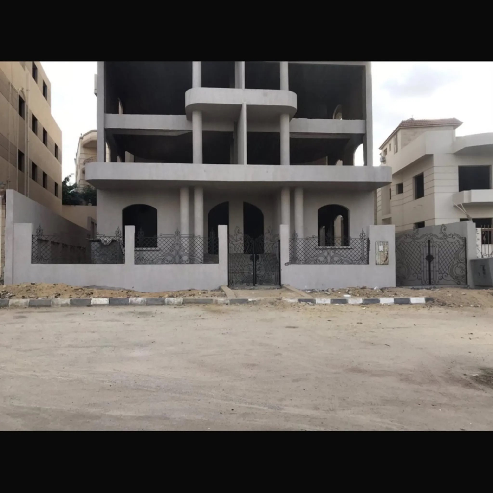 #فيلا مقسمه ل 3 دوبلكسات للبيع