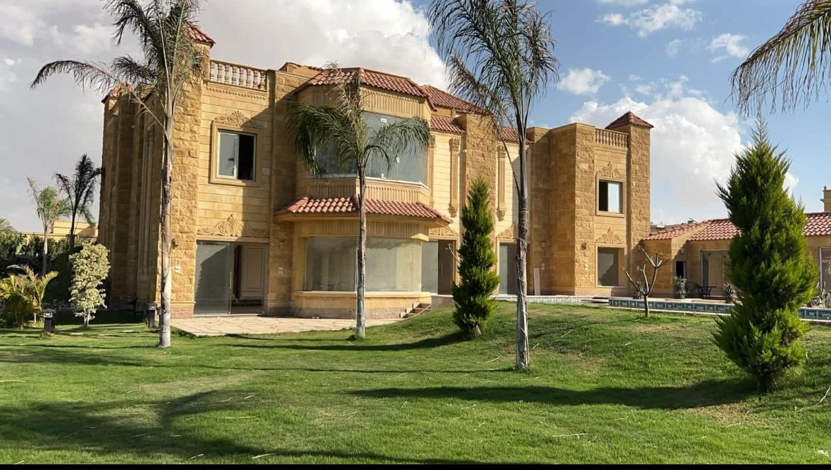 فيلا مستقلة للبيع - 660م+60جنينة+220م رووف - استلام فورى - داخل كومباوند - الشيخ زايد الجديدة