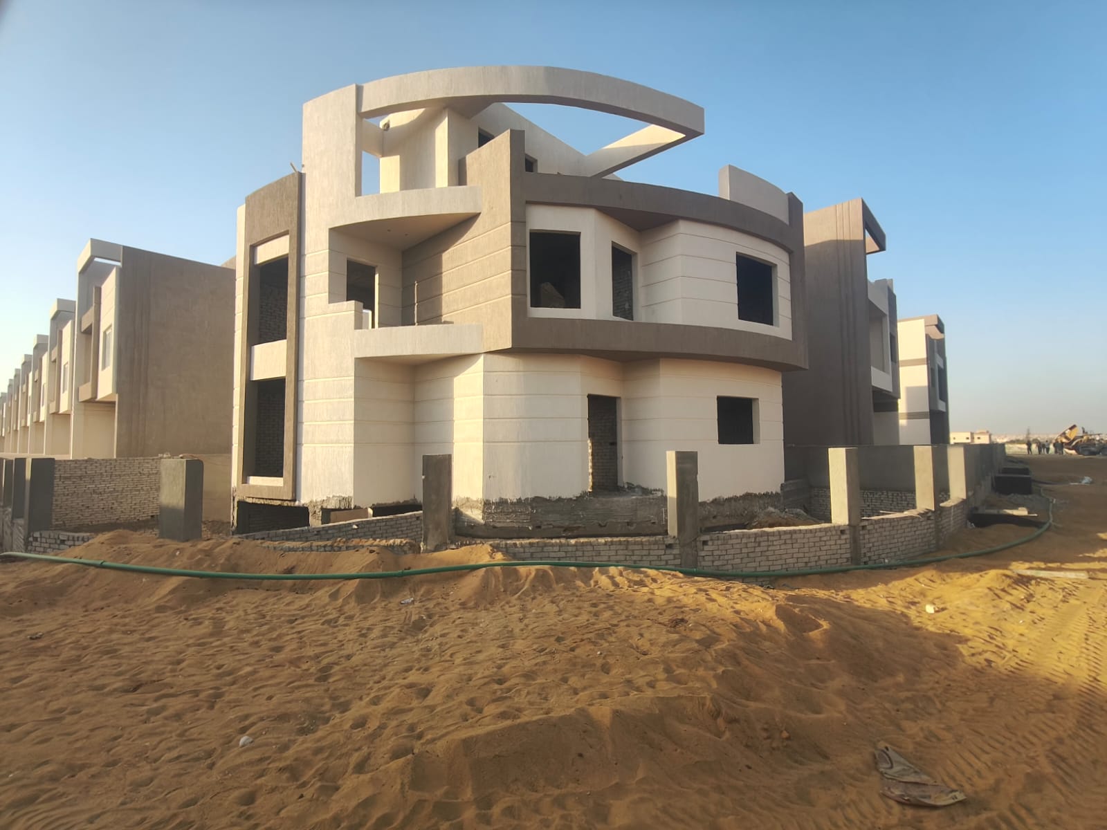 فيلا ستاند الون- مستقلة للبيع بحمام سباحة خاص مع الفيلا 304م - استلام فورى- 15% مقدم  - خصم كاش 25%