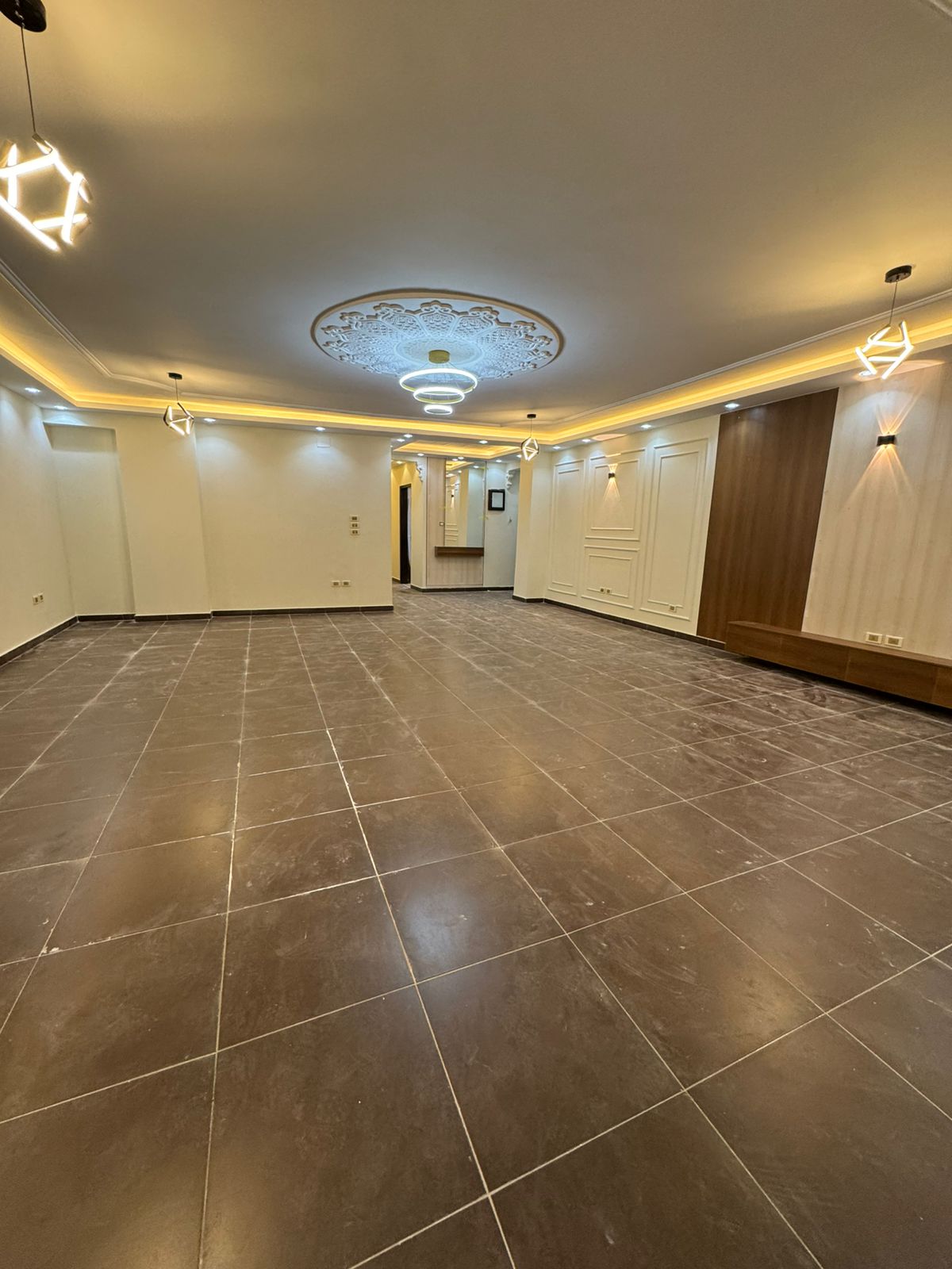 شقه بحدائق الاهرام قريبه من طريق الفيوم 210متر 3غرف منهم غرفه ماستر دور تاني