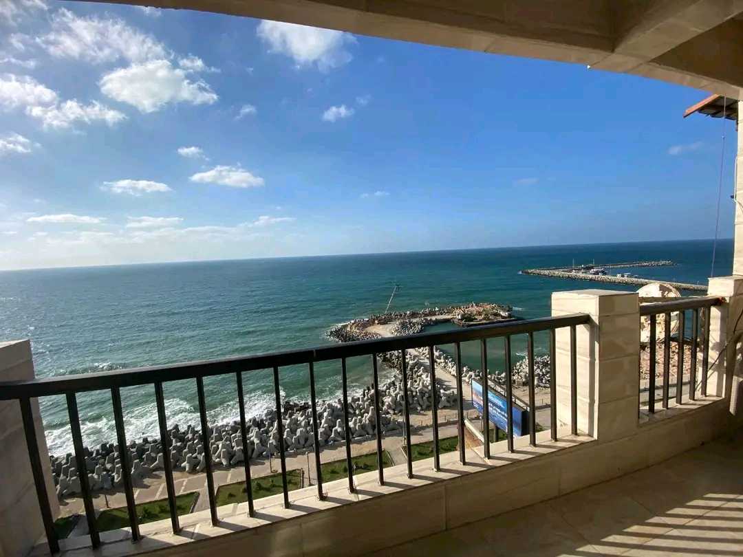 لوران على البحر