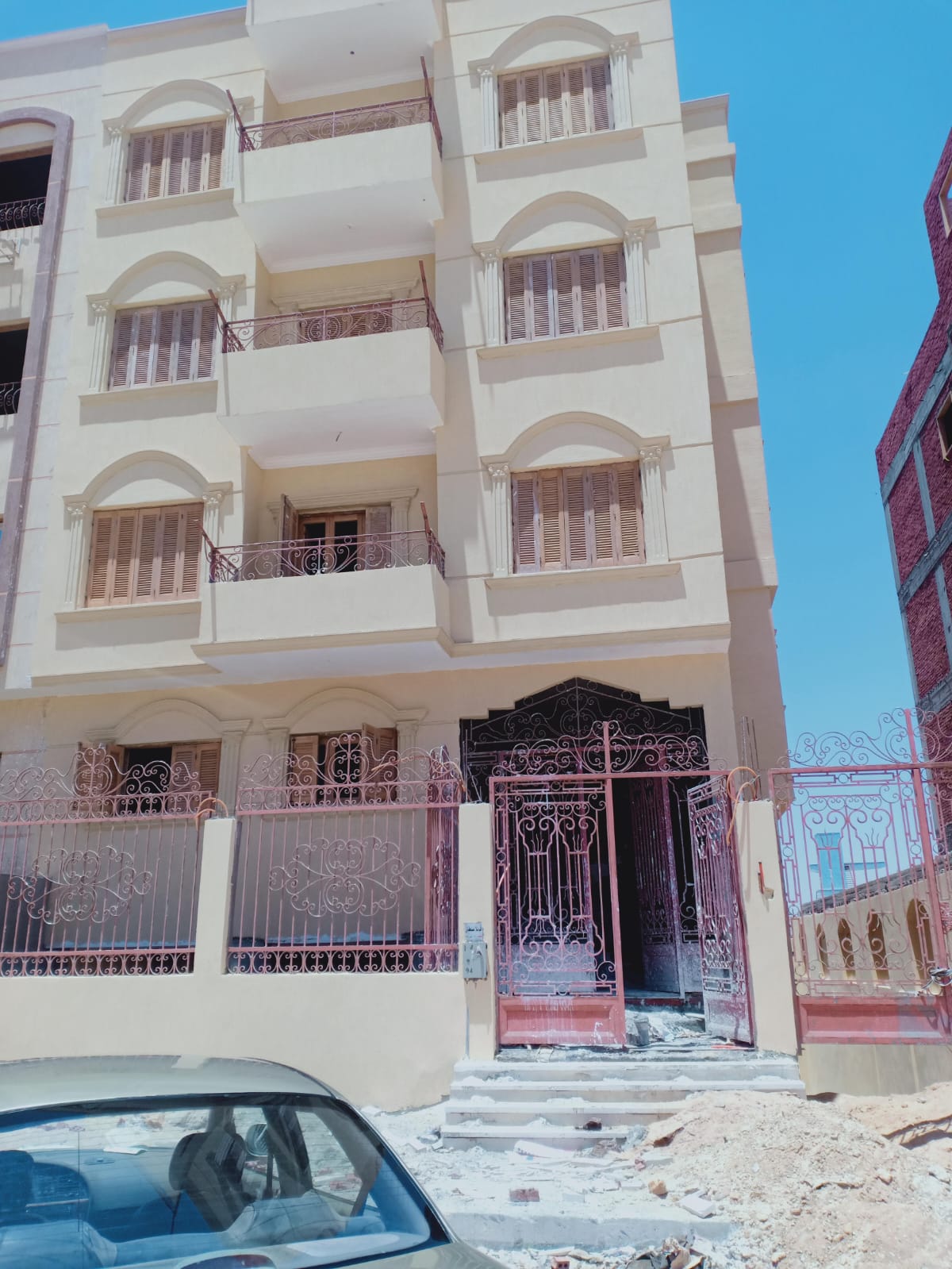 فرصة للسكن العائلي أو الاستثمار موقع استراتيجي فاخر فيو مفتوح على النادي