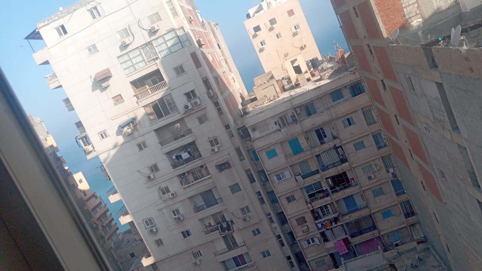 شقة ١٢٠ متر ترى البحر جميع ترى البحر رسيبشن ٢ و ٢ غرف نوم وحمام ومطبخ